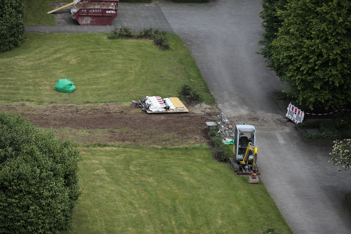 16.05.2024 - Erde für Tiefgaragensanierung am KMR 52-62