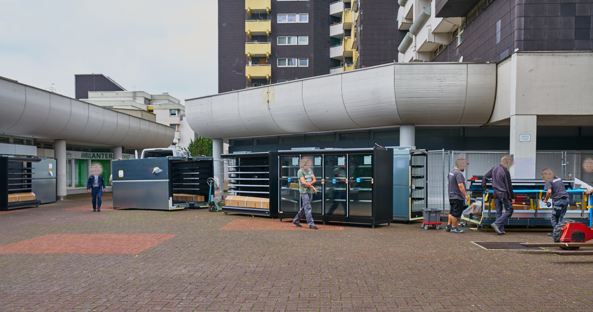 Die Regale für unser neuen EDEKA-Einkaufsmarkt werden geliefert.