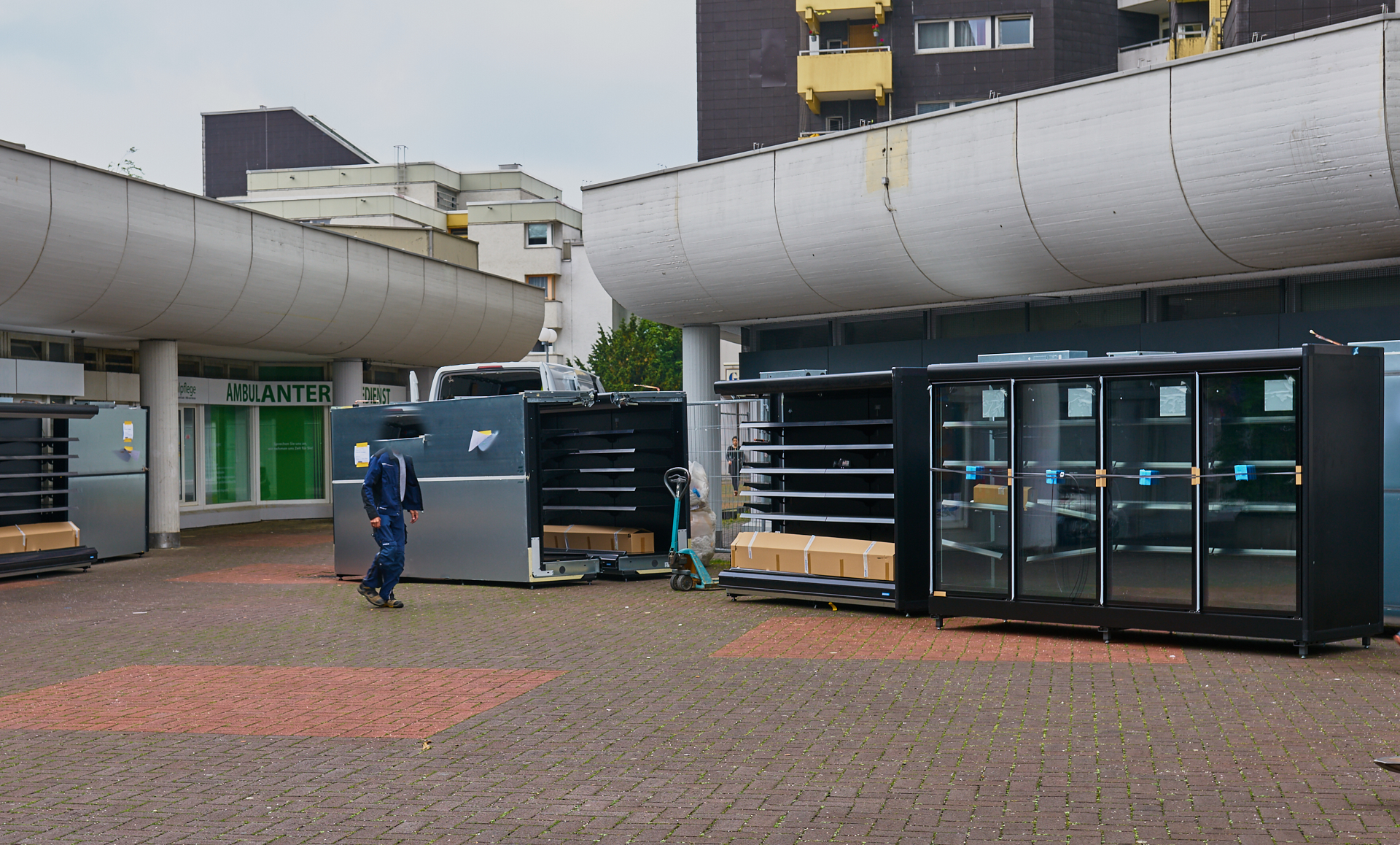 Die Regale für unser neuen EDEKA-Einkaufsmarkt werden geliefert.