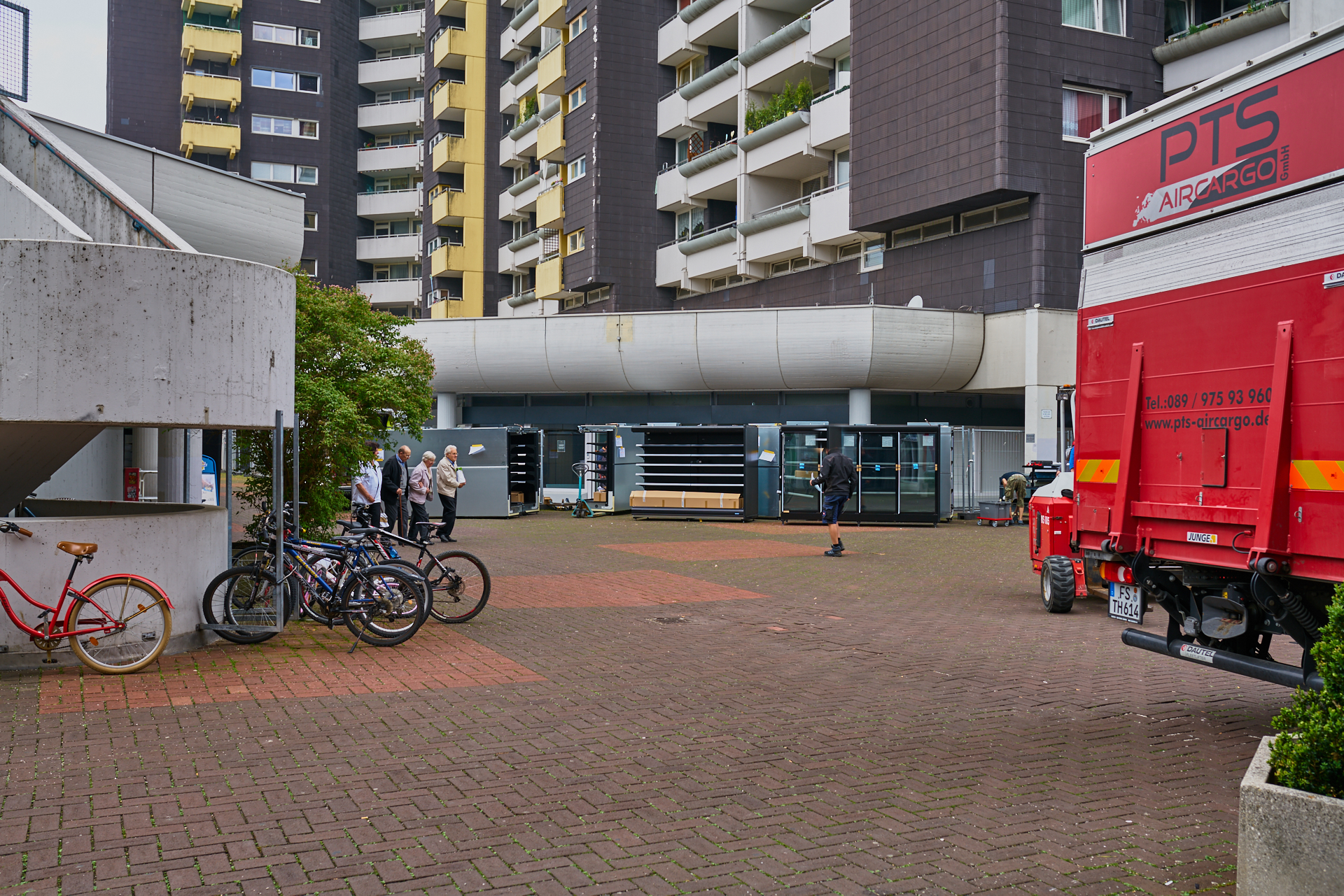 Die Regale für unser neuen EDEKA-Einkaufsmarkt werden geliefert.