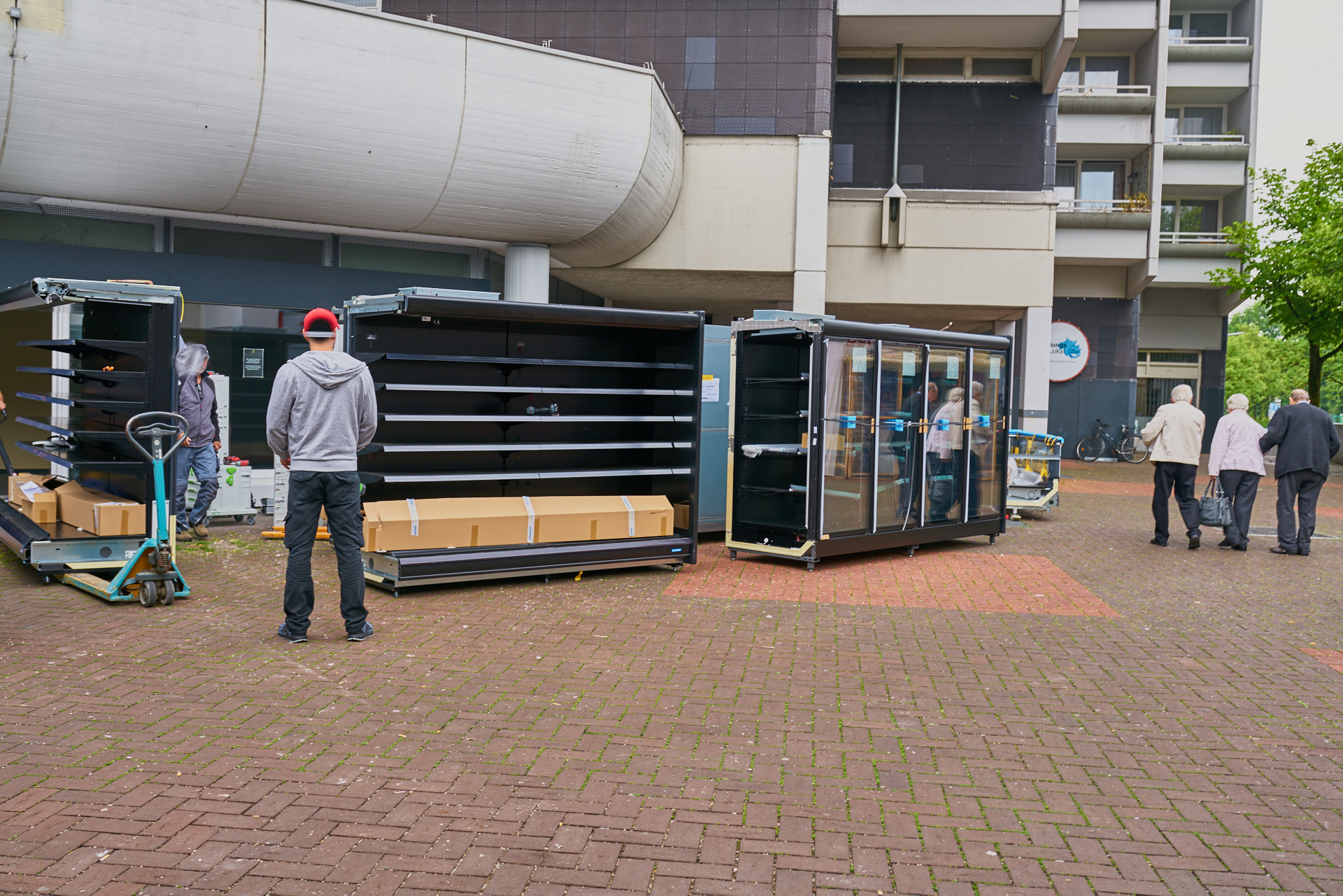 Die Regale für unser neuen EDEKA-Einkaufsmarkt werden geliefert.