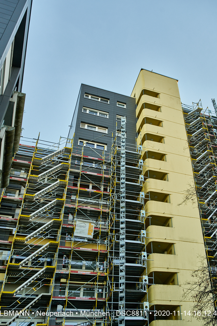 Fassadensanierung am Peschelanger im Marx-Zentrum in Neuperlach